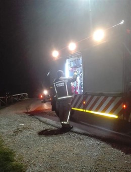 Bomberos de Oviedo rescatan a una mujer que cayó por un desnivel con su coche en el Monte Naranco.