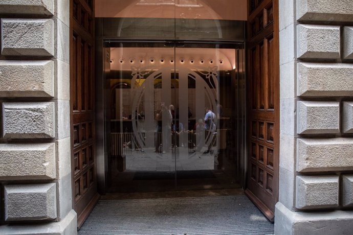 Puerta de l'edifici de la Generalitat pel qual han entrat els agents de pais de la Gurdia Civil. 
