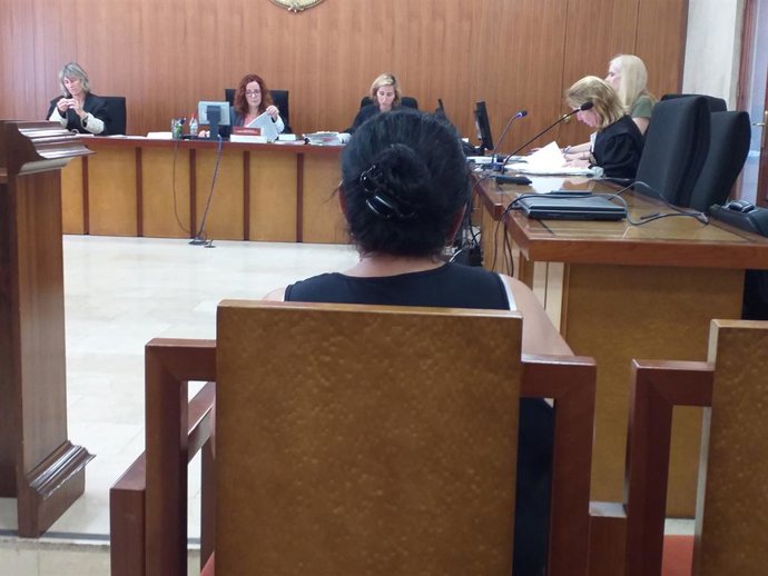 L'acusada d'estafar al segur per un accident de transit, en el juidici  a l'Audincia Provincial.