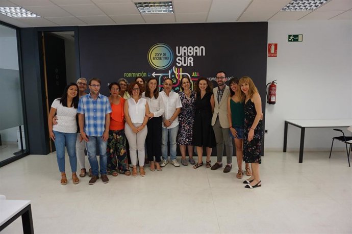 Autoridades y participantes en la VI Lanzadera de Empleo