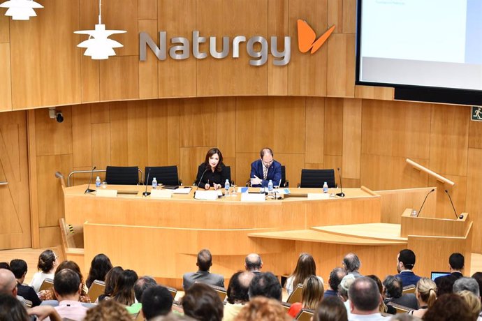 María Eugenia Coronado, directora general de la Fundación Naturgy; y Albert Cirera, vicerrector de Emprendimiento, Transferencia e Innovación de la Universitat de Barcelona durante la sesión inaugural.