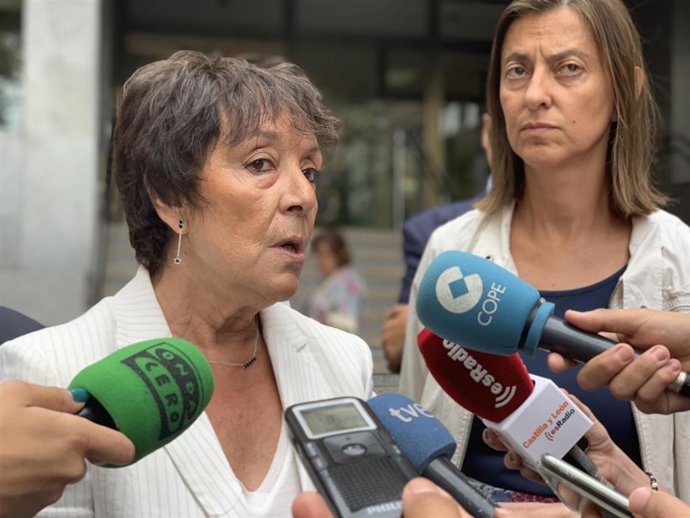 La delegada del Gobierno en Castilla y León, Mercedes Martín, atiende a los medios de comunicación ante la Delegación.