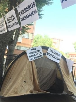 Una familia afectada por un desahucio acampa en Villaverde