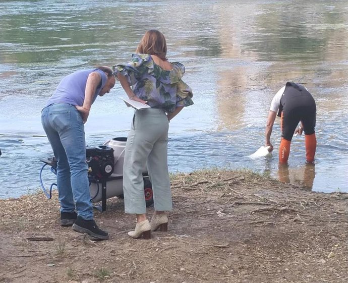 La consejera de Servicios Públicos, Natalia Chueca, y el técnico del Instituo Municipal de Salud Pública, Emilio Martínez, durante la puesta en marcha de las dos nuevas máquinas sulfatadoras este martes en la ribera del Ebro para prevenir la proliferaci