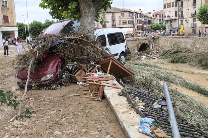 Dos coches fuertemente dañados tras las graves inundaciones en Tafalla.