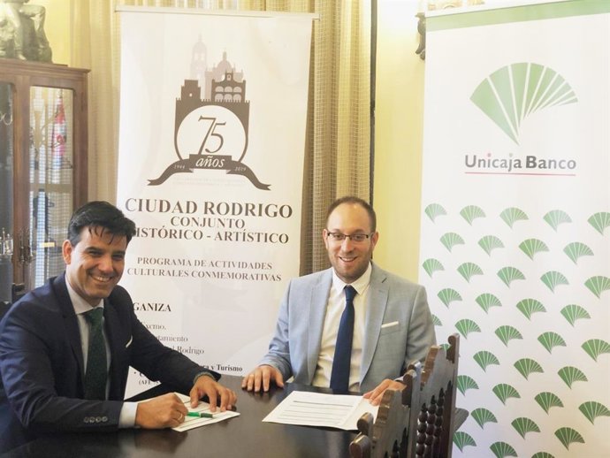 El director territorial de Unicaja Banco, Manuel Rubio (i), y el alcalde de Ciudad Rodrigo, Marcos Iglesias (d).