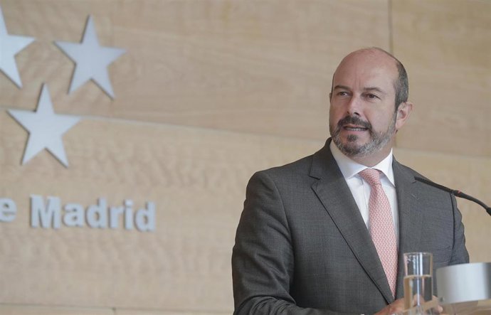 El presidente de la Comunidad de Madrid en funciones, Pedro Rollán, en rueda de prensa posterior al Consejo de Gobierno en la Real Casa de Correos.