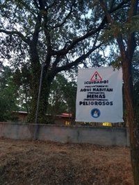 Trabajadores del centro de Hortaleza muestran su malestar con el cartel que colgó Hogar Social contra los MENAS