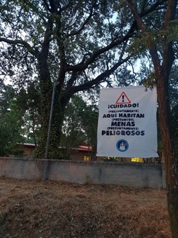 Cartel del colectivo Hogar Social en los centros de menores no acompañados.