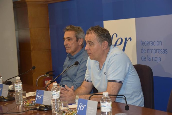 El presidente y el gerente de la Asociación de Transportistas Discrecionales (ATRADIS) Rioja, Santiago Gutiérrez y Carlos Díaz, en comparecencia de prensa analizan sentencia del Supremo sobre los camiones