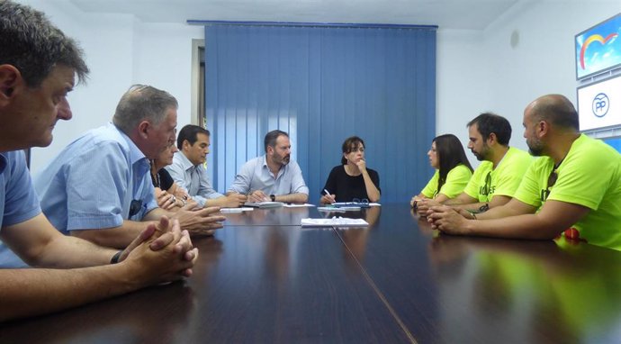 Molina (centro, al fondo), entre Nieto y Ceballos en la reunión con sindicalistas y el comité de empresa de ABB