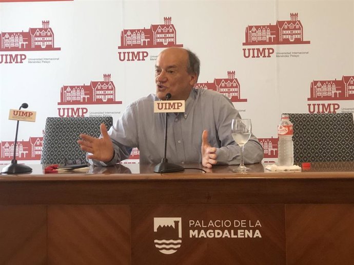El escritor Gustavo Martín Garzo en la UIMP