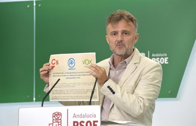 El coordinador de la Secretaría General del PSOE-A, José Fiscal, durante la rueda de prensa
