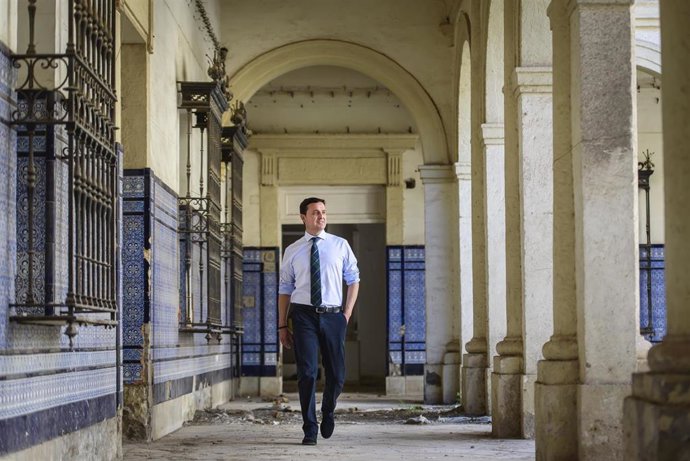 El presidente de la Diputación pasea por el Hospital Provincial