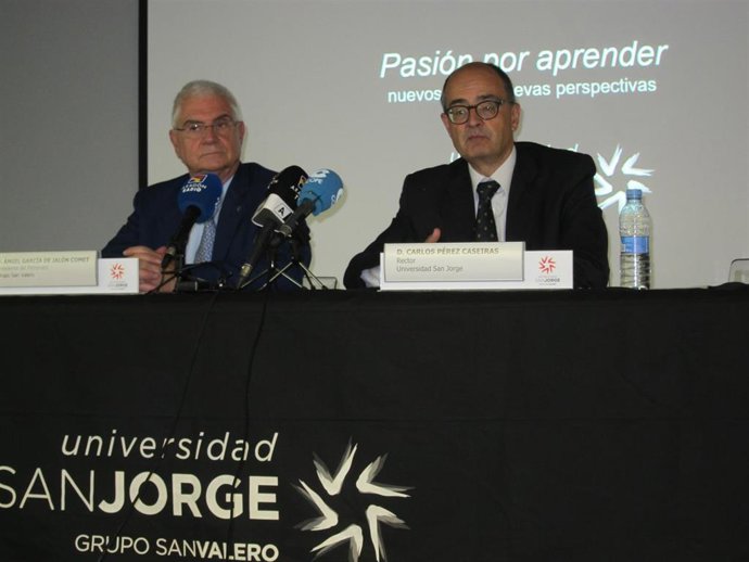 El presidente del Grupo San Valero, Ángel García de Jalón, y el rector de la USJ, Carlos Pérez Caseiras.