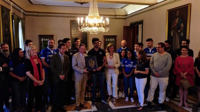 Durante la recepción el alcalde, Alfredo Canteli, entregando al capitán del equipo, Arturo Méndez, una placa.