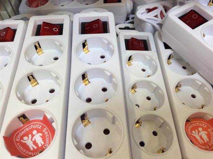 Enchufe, enchufes, regleta, electricidad, red eléctrica