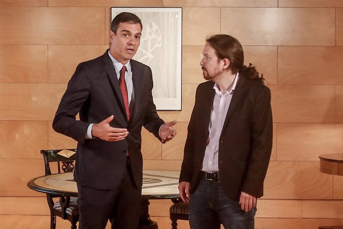 El president del Govern en funcions, Pedro Sánchez (1i), es reuneix amb el secretari general d'Unides Podem, Pablo Iglesias (2i), de cara a la sessió d'investidura que comena el 22 de juliol.