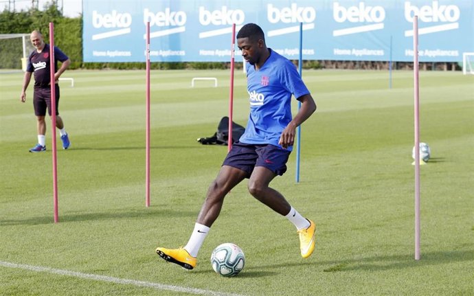 El jugador del FC Barcelona Ousmane Dembélé hace trabajo de recuperación