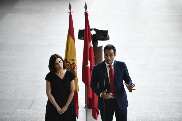 La candidata del PP a la presidencia de la Comunidad de Madrid, Isabel Díaz Ayuso y el candidato de Ciudadanos a la presidencia de la Comunidad de Madrid, Igancio Aguado, durante la rueda de prensa tras cerrar un acuerdo a 48 horas del pleno de investidur
