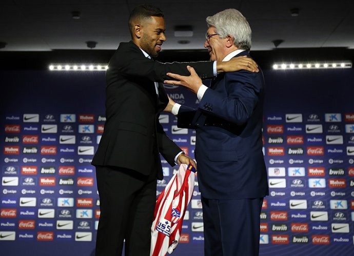 Renan Lodi con el presidente del Atlético de Madrid, Enrique Cerezo