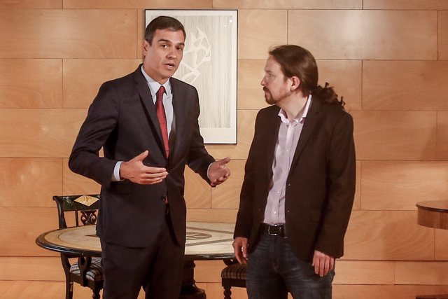 El presidente del Gobierno en funciones, Pedro Sánchez (1i), se reúne con el secretario general de Unidas Podemos, Pablo Iglesias (2i), de cara a la sesión de investidura que comienza el 22 de julio.