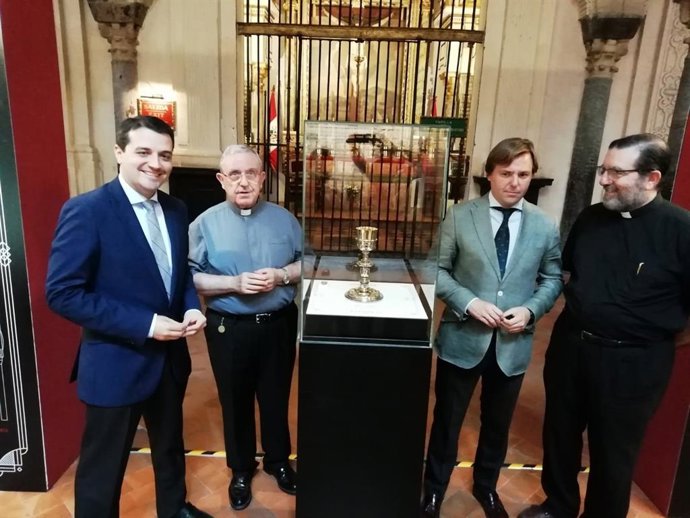 El alcalde, el deán y el delegado del Gobierno andaluz en Córdoba junto al Cáliz del Inca