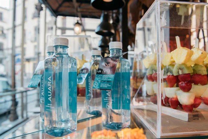 Botellas de AUARA en el Mercado de San Miguel.