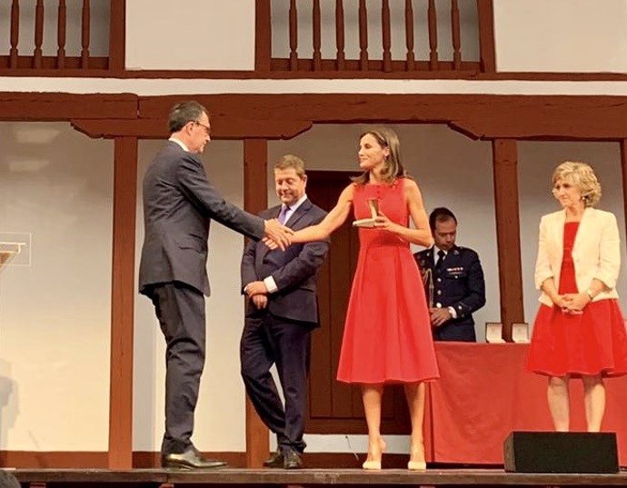 Ballesta recibe el premio de manos de la Reina Letizia