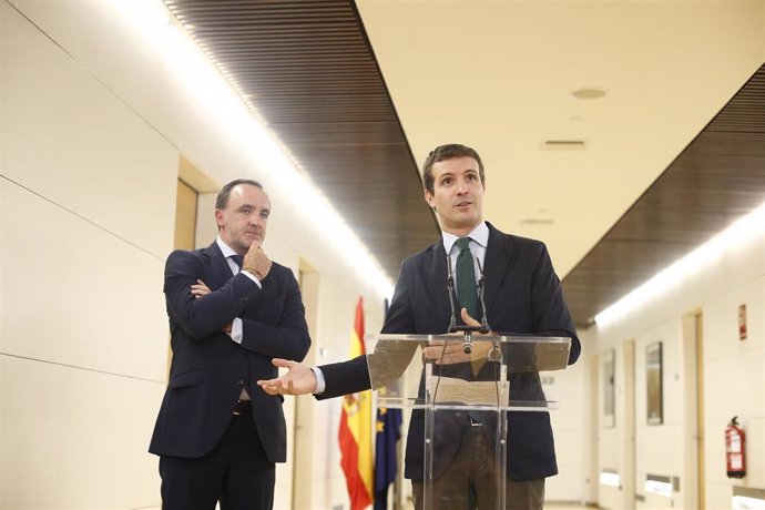 El presidente de UPN, Javier Esparza (i), y el presidente del PP, Pablo Casado, ofrecen declaraciones a los medios de comunicación tras su reunión en el Congreso de los Diputados.