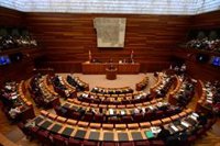 Mañueco se presenta "con brazos abiertos, camisa remangada y mano tendida"