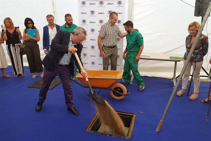 El rector de la Universidad de Málaga, José ángel Narváez, pone la primera piedra del nuevo pabellón de gobierno en la ampliación del campus de Teatinos
