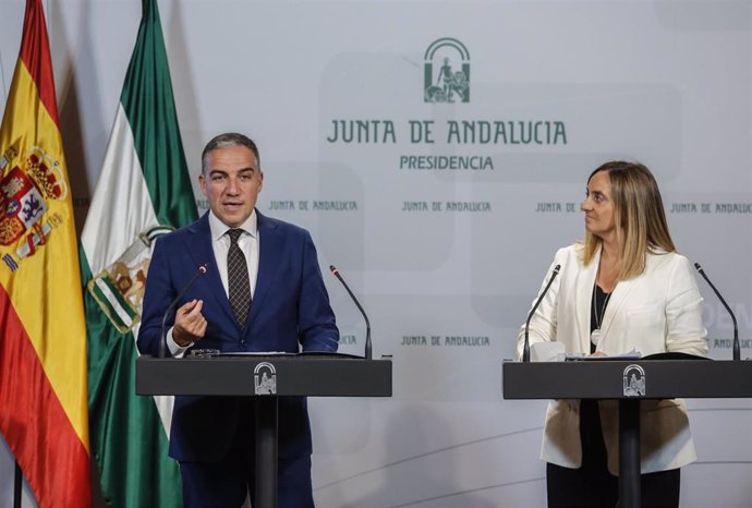 El consejero de la Presidencia, Elías Bendodo (i) y la consejera de Fomento, Marifrán Carazo (d) comparecen en rueda de prensa tras la reunión del Consejo de Gobierno.