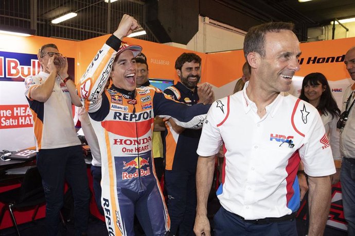 Alberto Puig y Marc Márquez celebran un triunfo en el Mundial de MotoGP