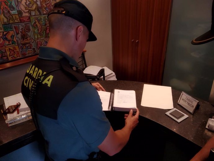 La Guardia Civil denuncia a varios locales de hostelería en el sur de Pontevedra por "irregularidades" en el registro de clientes.