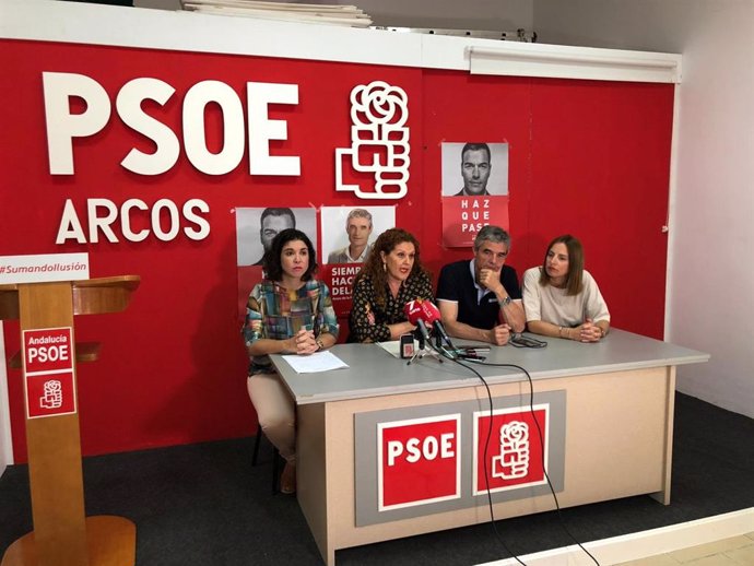Los representantes autonómicos y municipales del PSOE durante la rueda de prensa en Arcos