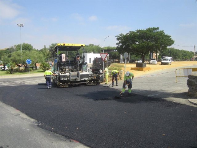 Repavimentación de una calle en Carmona
