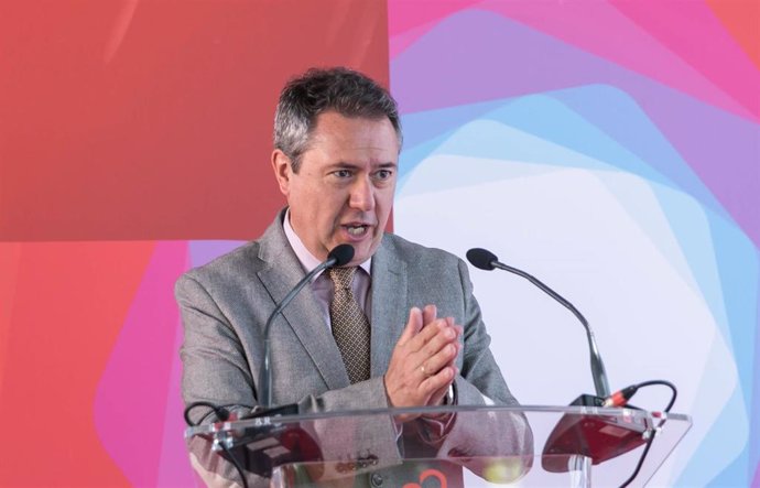 El alcalde de Sevilla, Juan Espadas, durante su intervención en la inauguración de una sede de Fujitsu