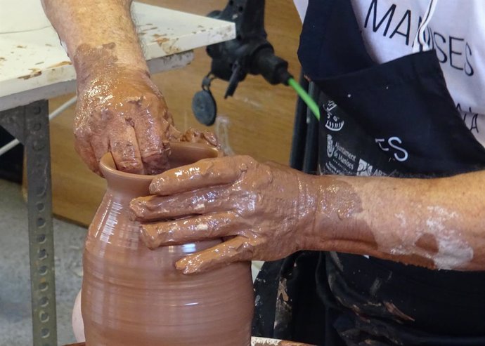 Hombre realizando una vasija de cerámica