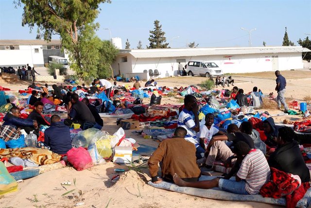 Migrantes del centro de detención bombardeado en Tajura en un patio