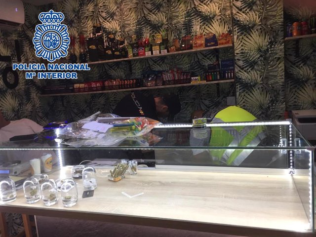 Dos agentes registran el club de cannabis.