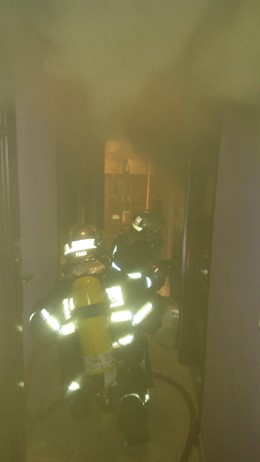 Efectos de bomberos en un incendio en una vivienda en San Fernando