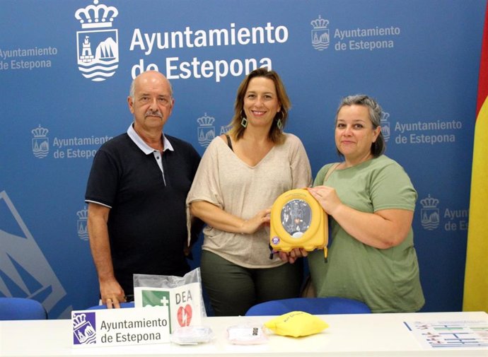 Donación de un desfibrilador al Ayuntamiento de Estepona