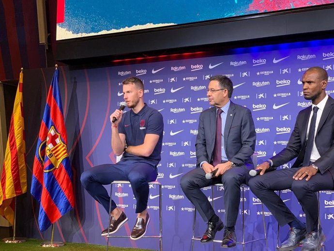 El nuevo portero del FC Barcelona Neto junto al presidente, Josep Maria Bartomeu, y secretario técnico, Éric Abidal