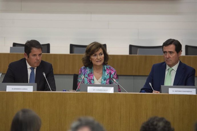 El presidente de CEPYME, Gerardo Cuerva (1i), la vicepresidenta del Gobierno, Carmen Calvo (2i) y el presidente de la CEOE, Antonio Garamendi (3i), durante la clausura la Asamblea General de Cepyme.