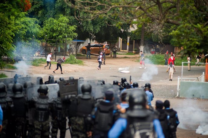 27 June 2019, Honduras, Tegucigalpa: Tear gas is fired by police during a clash with protesters at a demonstration against Honduran President Juan Orlando. Photo: Camilo Freedman/ZUMA Wire/dpa