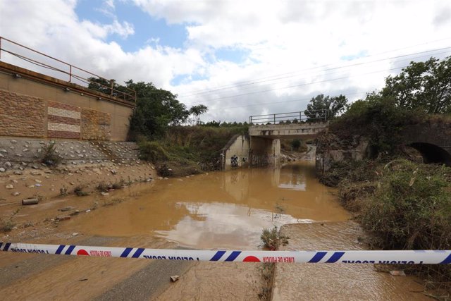 La policía corta una carretera en Tafalla al quedar totalmente inundada.