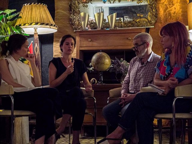 El diseñador Lorenzo Caprile participa en una mesa redonda de moda.