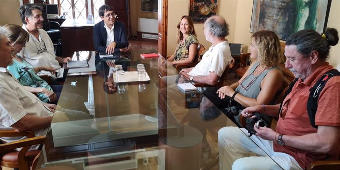 El conseller Negueruela ha rebut als representants de la plataforma de vens de Son Espanyolet.