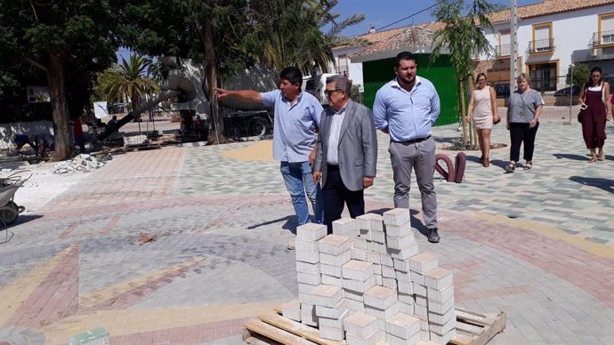 El subdelegado del Gobierno en Sevilla, Carlos toscao, visita unas obras en El Rubio